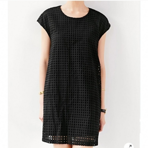 ALICE & UO - Half Moon Eyelet Shift Dress - Picture 2 of 9